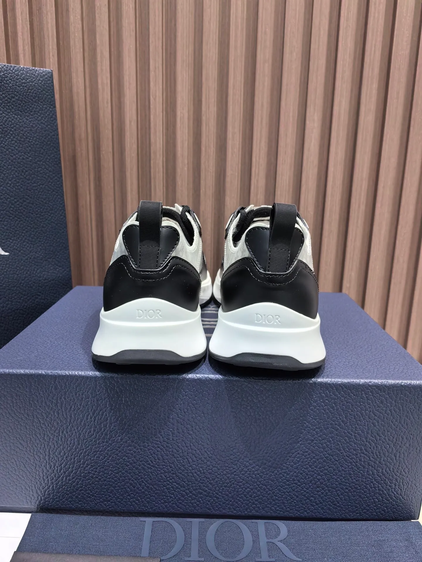 Factory price: 440💰 🔍Top purchasing agent🇮🇹 Dior's super-popular sports shoes, popular for street men, are synchronized with the new product counters. The uppers are made of Italian original imported cowhide and matched with D's customized fabrics. It is a must-have for fashionistas. The complex craftsmanship is perfectly reproduced. Imported soft cowhide foot pads, soles: original soles specially provided by the original factory, exclusive movable molded soles are super comfortable, original factory follow-up goods, 🔍🔍high quality, you can enter and exit the counter at will, welcome to compare, code number 38-45 (46 can be customized and cannot be returned or exchanged)